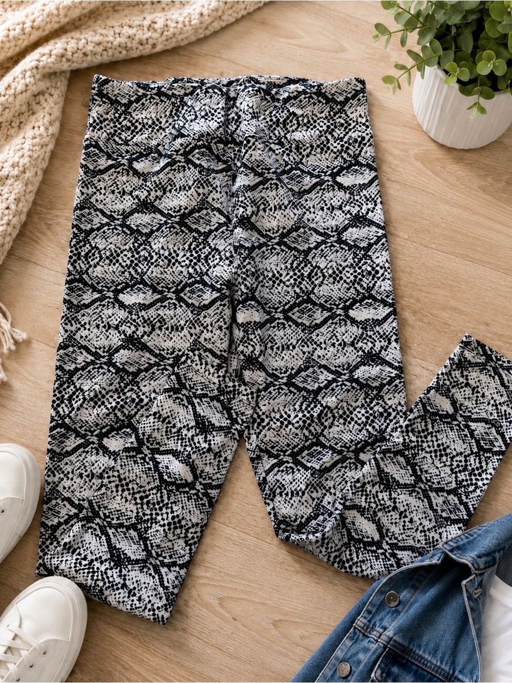 LuLaRoe TC Black Cream Snakeskin Buttery Soft Leggings Tall & Curvy